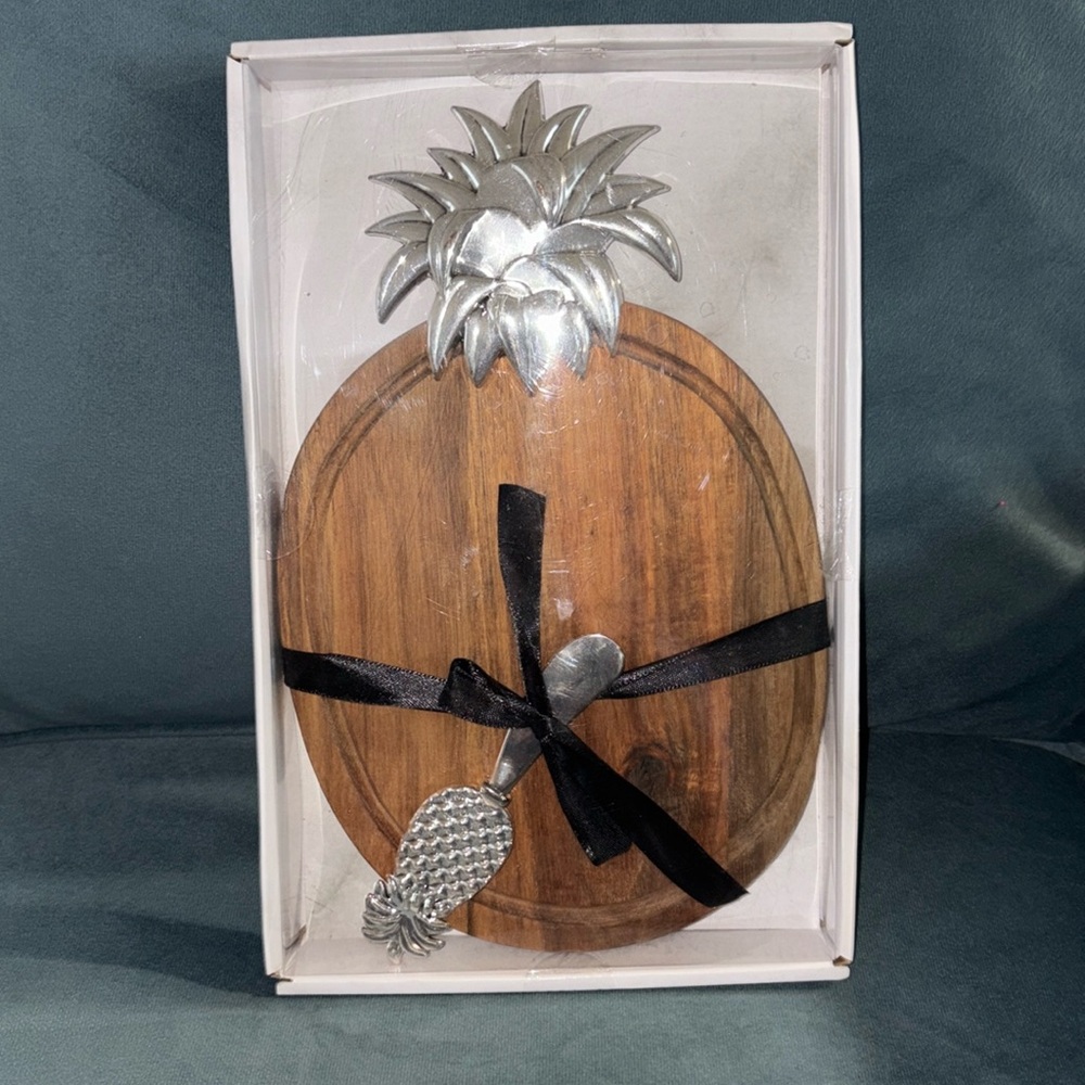 Oak & Olive Pineapple Wood Cheese Board